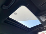 【サンルーフ】開放感たっぷりの希少装備、サンルーフが装着されています!車内に明かりを取り入れたり景色を楽しむ以外にも、車内の空気も簡単に換気できて快適です!