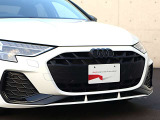 ●一目でAudiとわかる特徴的なシングルフレームグリル・LEDランプ。精悍なフロントマスクからAudiのスマートで上品なブランドを連想させてくれます。女性にも大変ご好評頂いております。