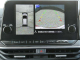 全周囲カメラで、クルマを上空から見下ろしているかのような映像を映し出します。周囲の状況がひと目でわかります!