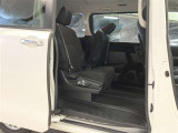運転席側も電動スライドドアになってます。ショッピングなどでのお買い物時手がふさがっていてもドアに軽く触れるかリモコンで開閉できるので便利です!