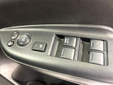 【電動格納ミラー】サイドミラーは電動格納式となっており、狭い駐車場でもキズがつくリスクを抑えられます。