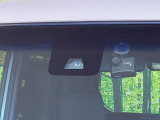 【スマートアシスト】走行中に前方の車両等を認識し、衝突しそうな時は警報とブレーキで衝突回避と被害軽減をアシスト。より安全にドライブをお楽しみいただけます。