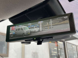 スマートルームミラーが付いております。後席に人が乗車した時や沢山の荷物を積んだ時もバックミラーの視界が遮られる事無く見えるので便利です♪