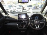 運転席からの視界が広く運転がしやすいので男女共に人気のインテリアになっています!