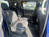 2列目にご乗車の方もゆったり足が組める驚きの広さです。