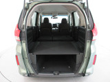 リヤシートを畳むと荷室がさらに広くなります。