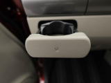 カップホルダーは運転席や助手席からちょうど手の届く位置です!!