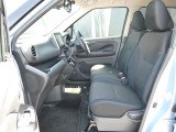 お連れ様の乗り降りも開放感のあるドアで楽チンです。ゆったりとおくつろぎ下さい。当店の展示車にはビニールを被せ展示しておりますので、清潔です。