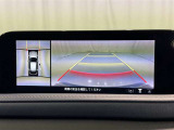 パノラミックビューモニターシステムが付いているので車の上から見た映像が確認できますよ。 一目で車両周辺の情報を確認できますが、直接安全をご確認下さい。