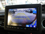 ギアをバックに入れると自動でこのような画像がモニターに表示されます。目視では見えない部分も見えて安心ですね。