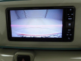 【バックモニター】駐車時に後方がリアルタイム映像で確認できます。大型商業施設や立体駐車場での駐車時や、夜間のバック時に大活躍!運転スキルに関わらず、今や必須となった装備のひとつです!