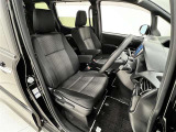 前席はセパレートタイプ!ひじ掛け付で長時間の運転に重宝します!シート位置が高めで乗り降りしやすい!