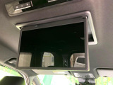 【後席モニター】家族や友人とお出かけする機会が多い方に大人気の後席モニターを装備!見やすい位置に画面がありテレビやDVDの視聴も快適!友達もお子様も、後席にしか乗らなくなるかも??