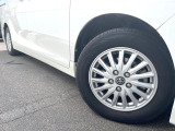 【純正アルミホイール】外観にマッチした純正アルミホイールを装着しております。各種社外アルミホイールや、スタッドレスタイヤも取扱いしております。是非ご相談ください♪