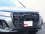 ●一目でAudiとわかる特徴的なシングルフレームグリル・LEDランプ。精悍なフロントマスクからAudiのスマートで上品なブランドを連想させてくれます。女性にも大変ご好評頂いております。