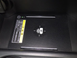 ワイヤレス充電器を装備☆ワイヤレス充電規格Qiに適合したスマートフォンを充電エリアに置くだけけで充電されます☆とっても便利な機能ですね