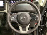 ハンドルにHondaセンシング系のクルーズコントロールやレーンキープアシストなどのスイッチと、オーディオの操作スイッチが装備されています。ハンドルから手を離さず安全に操作できます。
