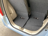 後席を前にスライドさせれば、荷室を広く使えます。