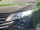 【LEDヘッドライト】悪天候や夜間走行時も良好な視界を確保し安心して運転できる高輝度LEDヘッドライトを装備!点灯速度が早く、消費電力も抑えられています。
