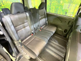 セカンドシートは中央部が可動式となっており、スライドすれば通路スペースが登場!前後の移動がとっても簡単です♪もちろん、8名乗車時も快適な座り心地のシートとなっています♪