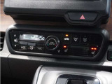 【オートエアコン】温度を設定すれば自動で快適な車内温度を保ちます。エアコン内部の高性能脱臭フィルターで車内のアレルゲンや花粉を除去。