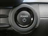 【プッシュスタート】スマートキーを携帯して、ブレーキを踏みながらスタートスイッチを押すだけでエンジンがかけられます。