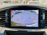 バックカメラは車の後方をカメラで映しだして障害物や人を確認、周りの状況を確認しながら安全に駐車できる便利な装備になります。