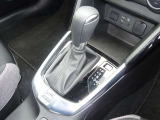 【シフトレバー】マニュアルモード付6速AT。低回転から高回転域までしっかりとしたシフトチェンジをアシストします。