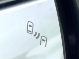 【ブラインドスポットモニター】走行中、ドアミラーの死角になりやすい箇所に後続車が接近するとサイドミラーのレンズに警告を表示!ドライバーに注意喚起をしてくれます。