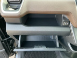 助手席インパネトレイは大きくて小物を置いても走行中に物が落ちてこないので使い勝手が良いです♪USBとHDMIソケット付きです♪