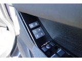 【シートメモリー機能】運転席・助手席に3とおりの設定が可能なシートメモリーを装備。スイッチひとつでお好みのシートポジションに稼働いたします。