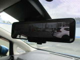【スマートルームミラー】車両後方のカメラ映像をミラー面に映し出して、いつでもクリアな後方視界を確保出来ます。