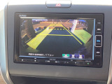 後退時に車両の後ろ側をモニター画面に表示します。車庫入れなどでバックする際に後方確認ができて便利です。車庫入れが苦手な人もこれで安心。