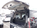 デュアルバックドア(バックドアの約半分の開閉スペ-スで荷物の出し入れが可能)狭い駐車場など便利な装備です!