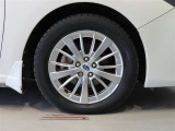 純正のアルミホイール装着車です。タイヤサイズは205/55R16です。