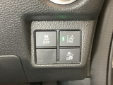 Hondaセンシング用の、VSA(ABS+TCS+横滑り抑制)解除と路外逸脱抑制機能のオンオフスイッチなどはハンドルの右側に装備しています。