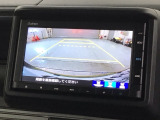 リバースギアに入れるだけで後方の表示へ切り替わります。夜間や雨の日の駐車も楽になりますよ。