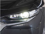 【LEDヘッドライト】悪天候や夜間走行時も良好な視界を確保し安心して運転できる高輝度LEDヘッドライトを装備。明るい上に点灯速度が早く消費電力も抑えられています。