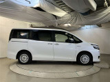 運転席側も電動のスライドドアとなってます。乗り降りや荷物の出し入れが楽になり便利です。