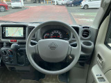 使いやすく安全な操作性と良好な視界を実現した運転席!