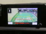 車両後方の映像を映すバックモニター。進路を確認しながら安全に車庫入れできます。
