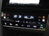 フルオートエアコンが装備されています!お好みの温度設定をするだけでエアコンの風量やモードの切り替えを自動でコントロールしてくれます!ユーザーの操作が少なく燃費走行にもつながります!