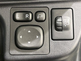 【電動格納ミラー】サイドミラーは電動格納式となっており、狭い駐車場でもキズがつくリスクを抑えられます。