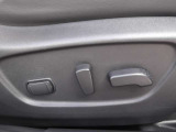運転席、助手席には電動シートを採用!無段階で調整できるため自分のベストな位置にしっかりと調整できちゃいます♪