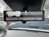 車体の後部にカメラがついていて、その映像がルームミラー内のモニターに表示します。人や荷物などで視界が遮られた時なども確認がしやすいです。