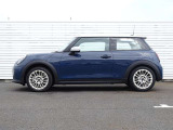 ご納車前には、MINIを熟知したメカニックによる100項目の点検・整備を行います。不具合箇所、交換時期に達している部品に関しましては、全て当社負担で交換してからのご納車となります。
