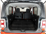 リアシートも簡単格納ができ、大きな荷物もらくらく収納できます!