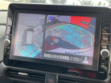 車を真上から見ているように、周囲の状況を把握しながら安心して駐車が行えるアラウンドビューモニター装備!