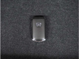 【スマートキー】鍵を持っているボタンを押すだけでエンジン始動。ドアの施錠もボタンを押すだけ。鍵は無くさない様にポケットに入れたまま。