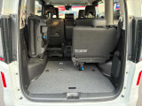 3列目のシートを跳ね上げるとかなりの量の荷物が載せれます!